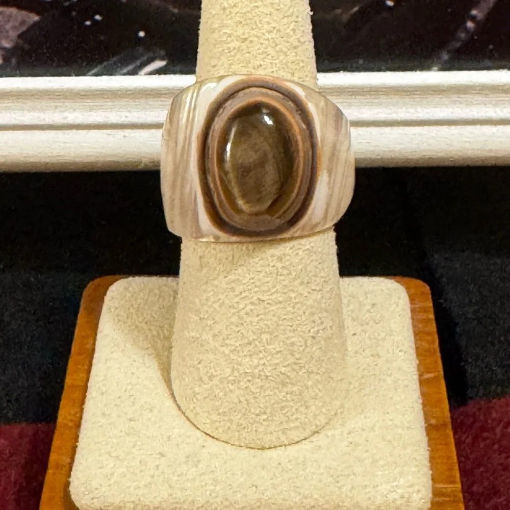 Fabulous unique mother of pearl natural shell ring